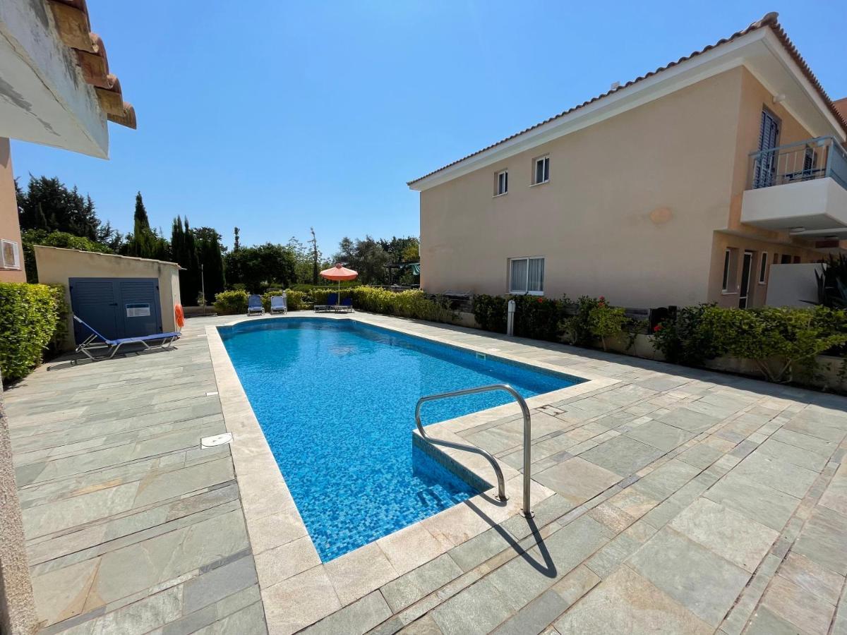 Iris Village Grand Apartment Paphos Exterior photo